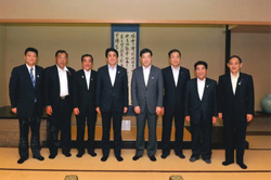 安倍晋三内閣総理大臣並びに菅義偉内閣官房長官と地方六団体との懇談（平成25年7月　第31代 髙橋正会長時代）