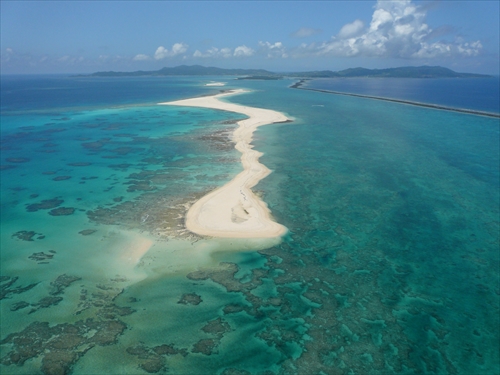 「ハテの浜 「東洋一美しい」と言われる全長約7kmにわたって延びる砂州でできた島」（沖縄県久米島町）